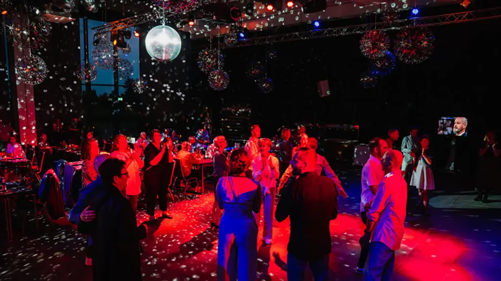 Das Bild zeigt einige feiernde und tanzende Mitarbeiter der BSU.